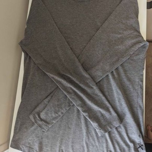 Cuts AO Long Sleeve Curve-Hem Tee (Mens Small) - Picture 1 of 5